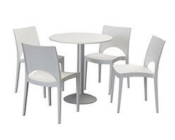 4 lage stoelen en tafel